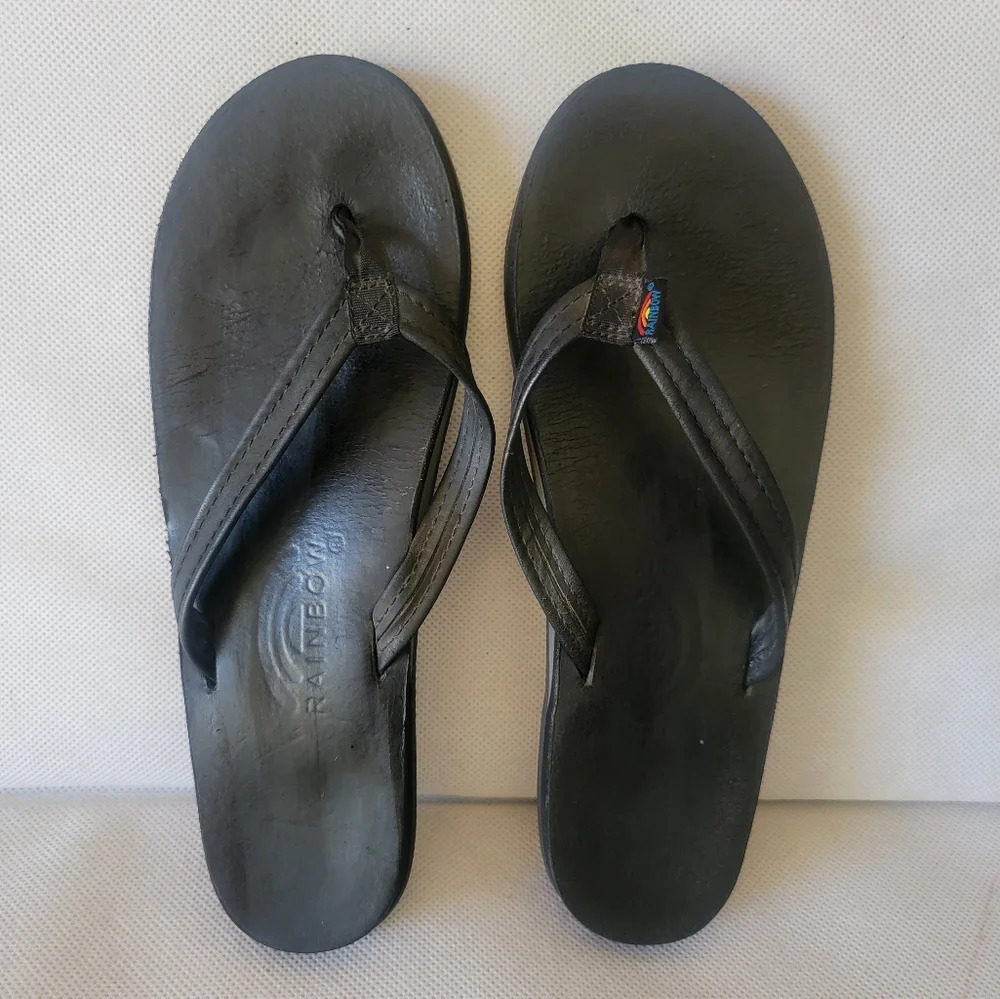 RAINBOW BLACK‎ LEATHER SINGLE LAYER FLIP FLOPS SANDALS (sz med - 6.5 to 7.5)